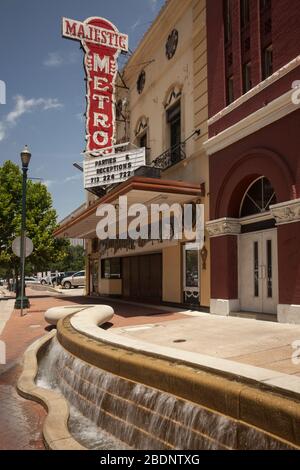 Vue verticale sur les salles de mariage Majestic Metro à l'extérieur de Preston St, dans le centre-ville de Houston, Texas Banque D'Images