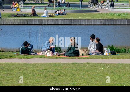 Profiter du soleil dans UN groupe au Parc d'Oosterpark pendant l'éclosion de Corona à Amsterdam Pays-Bas 2020 Banque D'Images