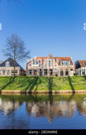 Maisons historiques sur le canal de Steenwijk, Pays-Bas Banque D'Images