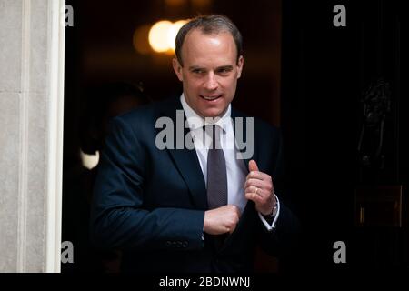 Dominic Raab quitte Downing Street, Londres, alors que le premier ministre Boris Johnson reste à l'hôpital après son admission dimanche avec des symptômes de coronavirus continus. Banque D'Images