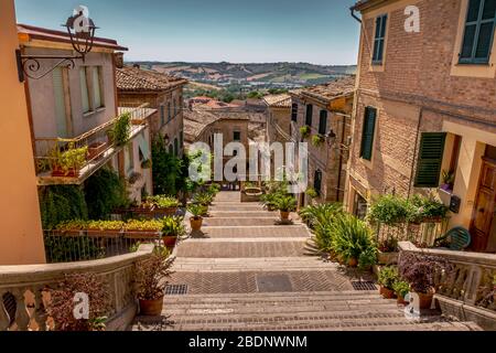 Le Polenta Well Steps de Corinaldo, le Marche, Italie surplombant la magnifique campagne italienne, un matin d'été chaud Banque D'Images