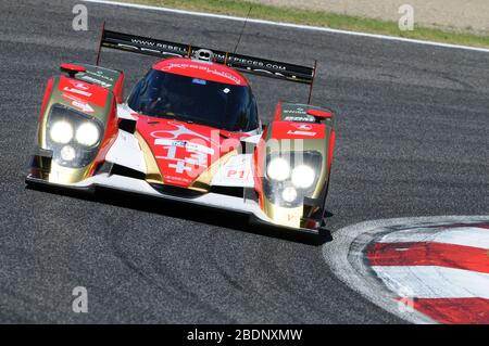 Imola, Italie 3 juillet 2011: Lola B10/60 Toyota LMP 1 de Team Rebellion Racing menée par Andrea Belicchi et Jean-Christophe Boulion en action. Banque D'Images