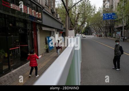 (200409) -- WUHAN, 9 avril 2020 (Xinhua) -- les citoyens jouent au badminton dans une rue de Wuhan, dans la province de Hubei en Chine centrale, 1er avril 2020. (Xinhua/Fei Maohua) Banque D'Images