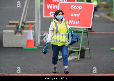 Un membre du personnel porte des trousses de premiers soins au centre de test du coronavirus qui a été mis en place pour le test du personnel du NHS chez IKEA à Gateshead. Banque D'Images