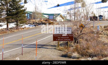 Panneau de rue Parc national de Yosemite - BISHOP, États-Unis - 29 MARS 2019 Banque D'Images
