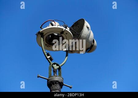 Lampe de rue à Berlin endommagée par le vandalisme Banque D'Images