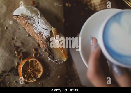 thé bleu matcha dans un mug blanc sur la table. Banque D'Images