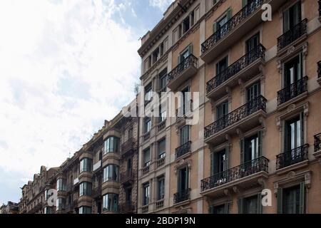 Vue sur les bâtiments historiques, traditionnels et typiques montrant le style architectural espagnol / catalan à Barcelone. C'est un jour d'été. Banque D'Images