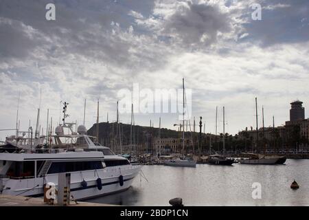 Vue sur les yachts de luxe et les bateaux à voile à la marina appelée 'Port de plaisance Vell' à Barcelone. C'est une journée d'été ensoleillée. Banque D'Images