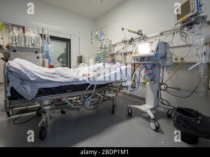 Munich, Allemagne. 9 avril 2020. Pendant son séjour à l'hôpital de Großhadern, un patient se trouve sur un ventilateur et une machine de dialyse dans une salle de soins intensifs. Un soupçon de Covid-19 n'a pas été confirmé chez l'homme. Crédit: Peter Knelove/dpa - ATTENTION: La personne a été pixellisée pour des raisons personnelles/dpa/Alay Live News Banque D'Images