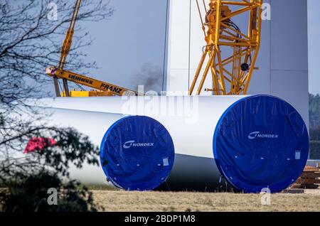 05 mars 2020, Mecklembourg-Poméranie occidentale, Hoort: Les sections de tour pour une nouvelle éolienne sont situées sur un site de construction à la ferme éolienne Hoort au sud de Schwerin. Le parc sera terminé dans les prochaines semaines. Les 16 éoliennes Nordex sont érigées au nom de la société d'exploitation Loscon sur l'autoroute A 24. Les turbines de près de 200 mètres de haut commenceront à fonctionner normalement en été et produiront environ 120 millions de kilowattheures d'électricité par an. Cela suffit à fournir en moyenne 35 000 ménages. Le parc éolien couvre une superficie d'environ 228 hectares. PH Banque D'Images