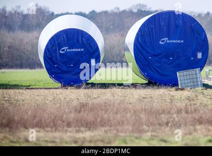 05 mars 2020, Mecklembourg-Poméranie occidentale, Hoort: Les sections de tour pour une nouvelle éolienne sont situées sur un site de construction à la ferme éolienne Hoort au sud de Schwerin. Le parc sera terminé dans les prochaines semaines. Les 16 éoliennes Nordex sont érigées au nom de la société d'exploitation Loscon sur l'autoroute A 24. Les turbines de près de 200 mètres de haut commenceront à fonctionner normalement en été et produiront environ 120 millions de kilowattheures d'électricité par an. Cela suffit à fournir en moyenne 35 000 ménages. Le parc éolien couvre une superficie d'environ 228 hectares. PH Banque D'Images