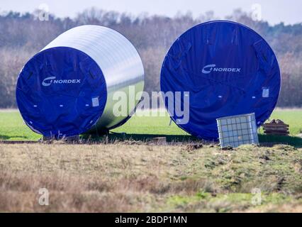 05 mars 2020, Mecklembourg-Poméranie occidentale, Hoort: Les sections de tour pour une nouvelle éolienne sont situées sur un site de construction à la ferme éolienne Hoort au sud de Schwerin. Le parc sera terminé dans les prochaines semaines. Les 16 éoliennes Nordex sont érigées au nom de la société d'exploitation Loscon sur l'autoroute A 24. Les turbines de près de 200 mètres de haut commenceront à fonctionner normalement en été et produiront environ 120 millions de kilowattheures d'électricité par an. Cela suffit à fournir en moyenne 35 000 ménages. Le parc éolien couvre une superficie d'environ 228 hectares. PH Banque D'Images