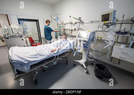 Munich, Allemagne. 9 avril 2020. Pendant son séjour à l'hôpital de Großhadern, un patient se trouve sur un ventilateur et une machine de dialyse dans une salle de soins intensifs. Un soupçon de Covid-19 n'a pas été confirmé chez l'homme. Crédit: Peter Knelove/dpa - ATTENTION: La personne a été pixellisée pour des raisons personnelles/dpa/Alay Live News Banque D'Images