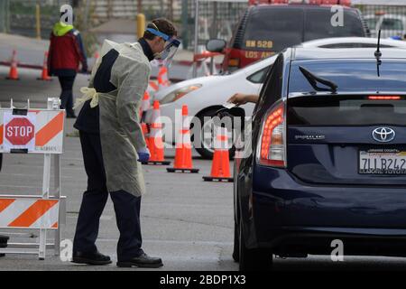 CALIFORNIE, ÉTATS-UNIS. 08 avril 2020. Site d'essai au drive de coronavirus au East Los Angeles College, au milieu de la pandémie mondiale de coronavirus COVID-19, mercredi 8 avril 2020, à Monterey Park, Califroia, États-Unis. (Photo de IOS/Espa-Images) crédit: Agence européenne de photo sportive/Alay Live News Banque D'Images