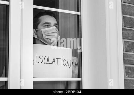 L'homme tient un signe qui dit - ISOLEMENT. PHOTO BW Banque D'Images