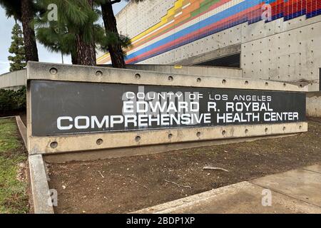 CALIFORNIE, ÉTATS-UNIS. 08 avril 2020. Un panneau devant le County of Los Angeles Edward R. Roybal Comprehensive Health Service Center au milieu de la pandémie mondiale de COVID-19 du coronavirus, le mercredi 8 avril 2020, à Los Angeles. (Photo de IOS/Espa-Images) crédit: Agence européenne de photo sportive/Alay Live News Banque D'Images