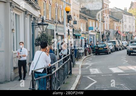 Bellenden Road, Peckam, Londres, Royaume-Uni. 9 avril 2020. Les clients font la queue autour du bloc pendant plus d'une heure pour aller à Flock & Herd Butcher's à Peckham. Crédit: Tom Leighton/Alay Live News Banque D'Images