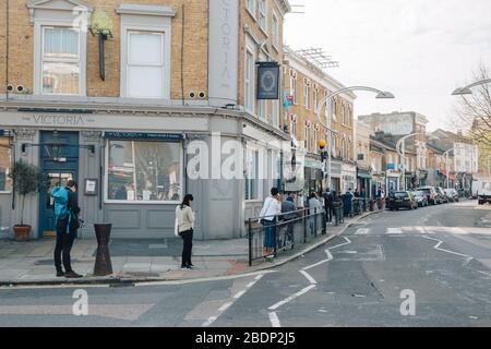 Bellenden Road, Peckam, Londres, Royaume-Uni. 9 avril 2020. Les clients font la queue autour du bloc pendant plus d'une heure pour aller à Flock & Herd Butcher's à Peckham. Crédit: Tom Leighton/Alay Live News Banque D'Images