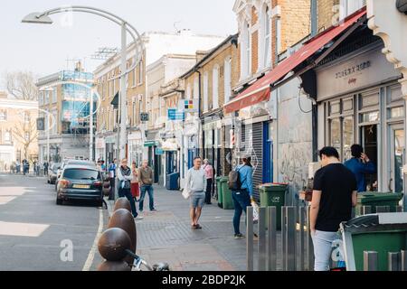 Bellenden Road, Peckam, Londres, Royaume-Uni. 9 avril 2020. Les clients font la queue autour du bloc pendant plus d'une heure pour aller à Flock & Herd Butcher's à Peckham. Crédit: Tom Leighton/Alay Live News Banque D'Images