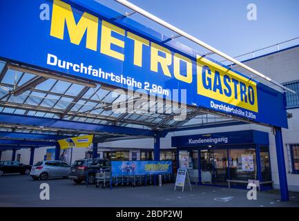 06 avril 2020, Mecklembourg-Poméranie occidentale, Wismar: Retail/Food/Health/Diseases/Covid-19/Corona Düsseldorf (dpa/mv) - les magasins de la société de gros Metro sont maintenant ouverts à tous les consommateurs de Mecklembourg-Poméranie occidentale. Le règlement est valable jusqu'au 19 avril, Metro a annoncé lundi. Une carte client n'est plus nécessaire pour faire des achats dans les cinq succursales de Wolgast, Greifswald, Wismar, Neustrelitz et Waren. Selon les informations, la relaxation est destinée à créer des possibilités d'achat supplémentaires pour l'approvisionnement alimentaire de base en temps de crise de Corona. Le Ministère de l'Infra Banque D'Images