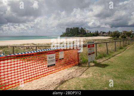 Vue d'un panneau disant "Plage fermée" à la plage de Coolangatta.le conseil a fait une étape extraordinaire pour fermer certaines plages de la Gold Coast comme mesure préventive contre la propagation de Coronavirus après que des milliers de personnes ont ignoré les règles de distanciation sociale. Les plages de Spit, Surfers Paradise et Coolangatta seront fermées à partir de minuit. Le reste des plages de la ville restera ouvert aux gens pour faire de l'exercice, nager ou surfer, mais le conseil dit qu'il n'hésitera pas à fermer plus de plages si les gens continuent à bafouer les règles. Banque D'Images