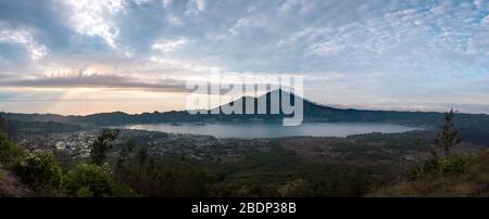 Panorama de la crête orientale du Mont Batur et lac du cratère Batur à Bali, Indonésie Banque D'Images