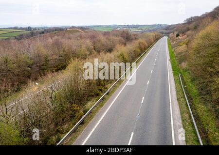 La route principale vide de l'A30 ne montre aucun trafic de vacances de printemps pour Cornwall dans le sud-ouest de l'Angleterre pendant les restrictions de voyage de COVID-19, avril 2020. Banque D'Images