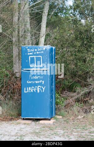 Un réfrigérateur inutilisé (frigo) est converti en mini-bibliothèque de rue de quartier dans le village côtier de la Nouvelle-Galles du Sud de Pindimar en Australie Banque D'Images