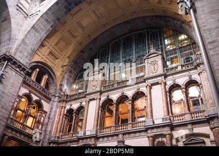 Vue extérieure de la gare principale d'Anvers, Belgique. Le bâtiment de la gare d'origine a été construit entre 1895 et 1905. Banque D'Images