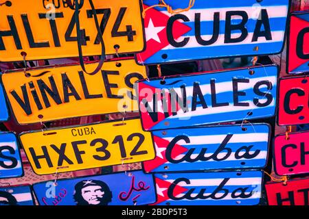 TRINIDAD, CUBA - 10 DÉCEMBRE 2019: Des plaques d'immatriculation traditionnelles pour véhicules artisanaux comme des souvenirs à vendre à Trinidad, Cuba. Banque D'Images