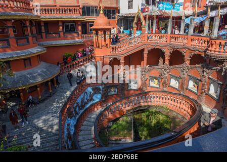 Pokhara, Népal - 13 janvier 2020: Les gens marchent dans les escaliers jusqu'à la grotte de Gupteshwor Mahadev à Pokhara, au Népal Banque D'Images