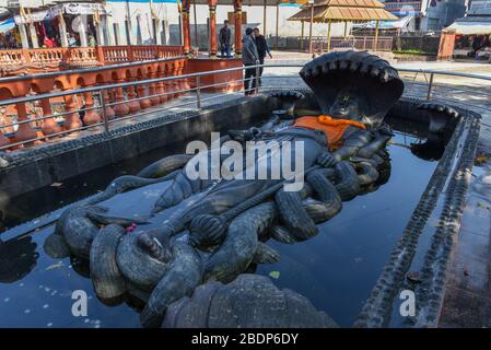 Pokhara, Népal - 13 janvier 2020: Statue hindoue à l'entrée de la grotte de Gupteshwor Mahadev à Pokhara, au Népal Banque D'Images