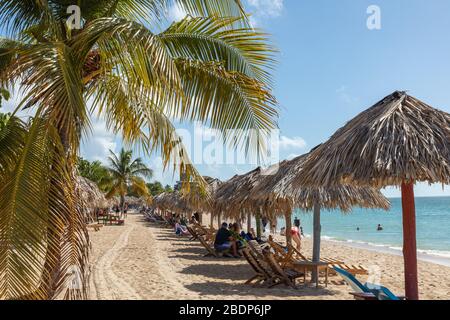 PLAYA ANCON, CUBA - 17 DÉCEMBRE 2019: Vue sur une plage Playa Ancon près de Trinidad, Cuba. Banque D'Images