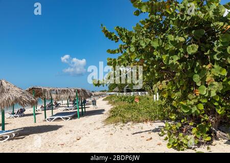 PLAYA ANCON, CUBA - 17 DÉCEMBRE 2019: Vue sur une plage Playa Ancon près de Trinidad, Cuba. Banque D'Images