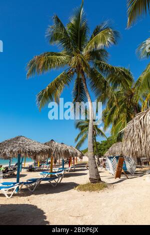 PLAYA ANCON, CUBA - 17 DÉCEMBRE 2019: Vue sur une plage Playa Ancon près de Trinidad, Cuba. Banque D'Images