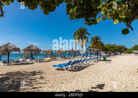 PLAYA ANCON, CUBA - 17 DÉCEMBRE 2019: Vue sur une plage Playa Ancon près de Trinidad, Cuba. Banque D'Images