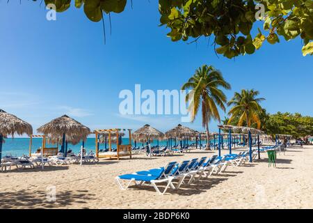 PLAYA ANCON, CUBA - 17 DÉCEMBRE 2019: Vue sur une plage Playa Ancon près de Trinidad, Cuba. Banque D'Images