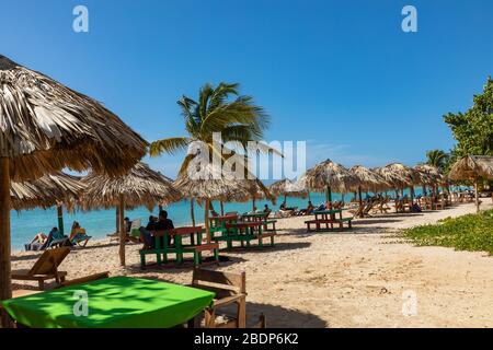 PLAYA ANCON, CUBA - 17 DÉCEMBRE 2019: Vue sur une plage Playa Ancon près de Trinidad, Cuba. Banque D'Images