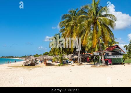 PLAYA ANCON, CUBA - 17 DÉCEMBRE 2019: Vue sur une plage Playa Ancon près de Trinidad, Cuba. Banque D'Images