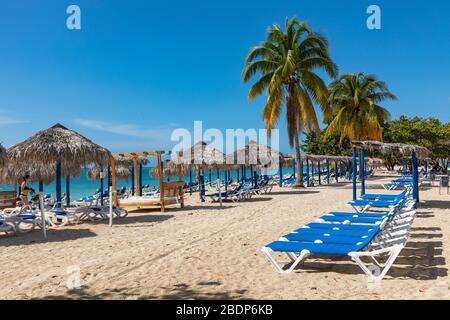 PLAYA ANCON, CUBA - 17 DÉCEMBRE 2019: Vue sur une plage Playa Ancon près de Trinidad, Cuba. Banque D'Images