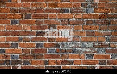 façade de mur de briques anciennes avec fissures et trous Banque D'Images