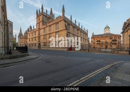 La bibliothèque Bodlwian et le Sheldonian Theatre (à droite), vus de New College Lane, Oxford Banque D'Images