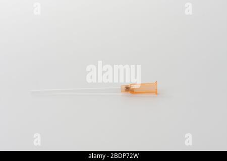 Partie de la canule intraveineuse orange 14 G sur fond blanc, sans aiguille, diamètre externe 2,1 mm, utilisée dans les traumatismes, la transfusion sanguine, la chirurgie, asc Banque D'Images