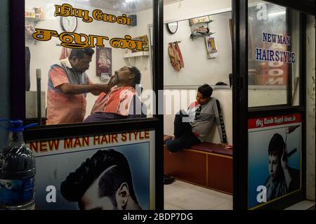 Un homme qui se rasez dans le barbershop, Kanyakumari, Inde Banque D'Images