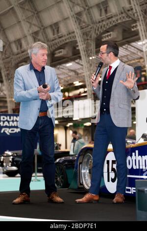 TIFF Needell décrivant ses expériences de conduite de la Porsche 962C au Mans, avec Motoring Expert Max Girado, sur la scène des histoires de voiture au salon de voiture classique de Londres 2020 Banque D'Images