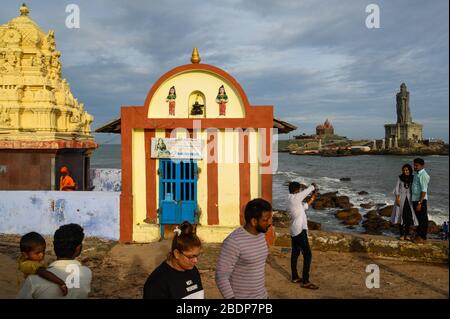 Visiteurs sur le terrain du temple de Savani Shaktipeeth Shri Bhagavathy avec le mémorial de Vivekananda Rock en arrière-plan, Kanyakumari, Inde Banque D'Images