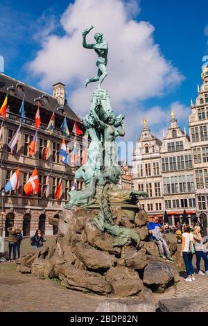 Statue de la fontaine de Brabo jetant la main séchée d'Antigoon dans la rivière Escaut avec beffroi de la cathédrale notre-Dame, Anvers, Belgique Banque D'Images