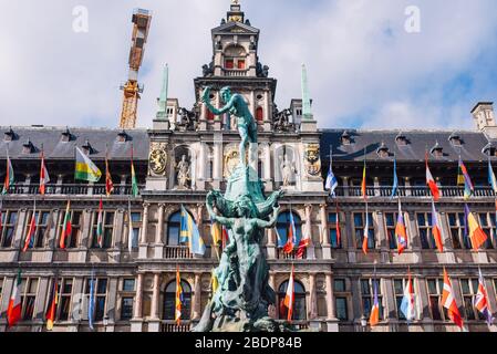 Statue de la fontaine de Brabo jetant la main séchée d'Antigoon dans la rivière Escaut avec beffroi de la cathédrale notre-Dame, Anvers, Belgique Banque D'Images