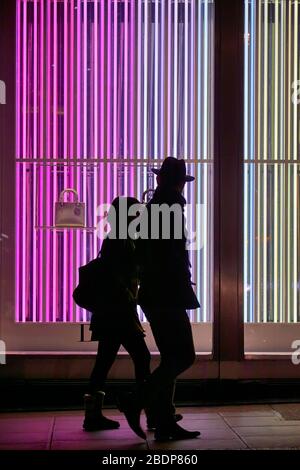 Passants à Dior Shop Window, Mayfair, Londres Banque D'Images